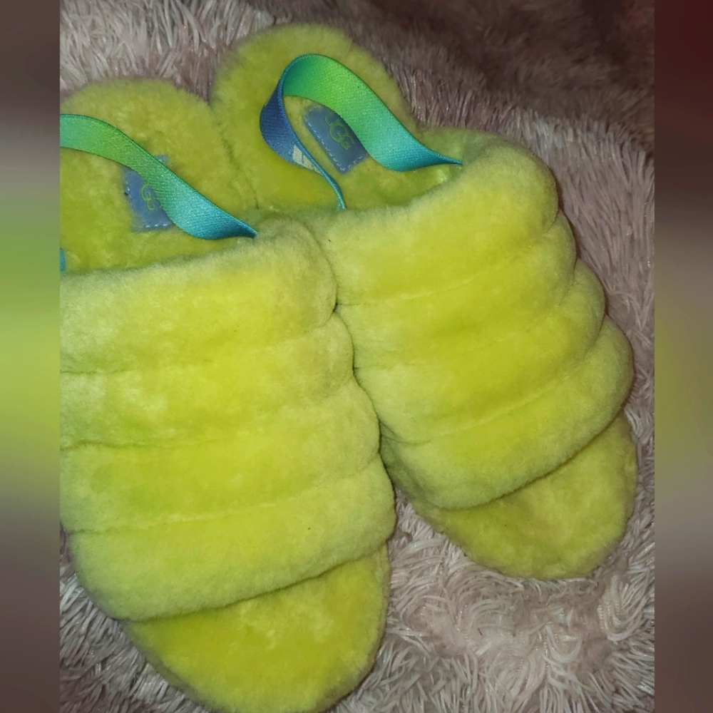 Kids UGG Fluff yeah slides size 6